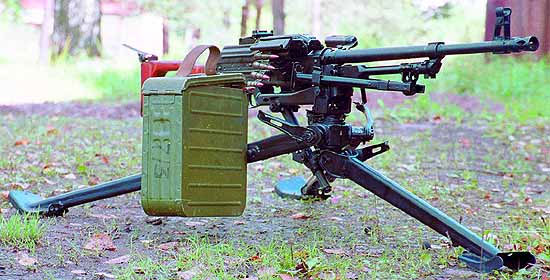 Пулемёт ПКМС (ПКМ на станке 6Т5) с присоединённой коробкой с лентой на 200 патронов