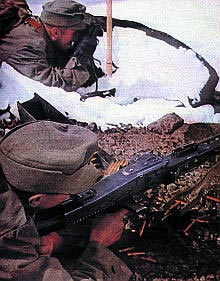 Германские горные стрелки из частей Эдельвейс ведут огонь из ручного пулемета MG.42. Восточный фронт. 1943 г.