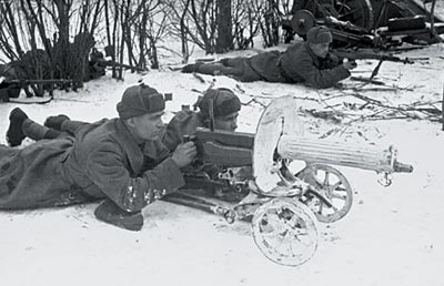 7,62-мм станковый пулемет «Максим» образца 1910 года на колесном станке системы Соколова в бою. Подмосковье. Зима 1941 года