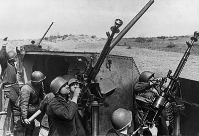 12,7-мм крупнокалиберные пулеметы ДШК на тумбово-стоечной зенитно-пулеметной установках, смонтированные в бронепоезде. 1942 год