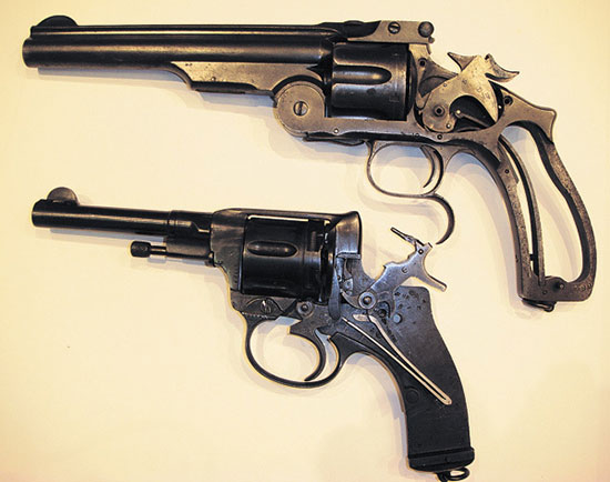 «Смит и Вессон» третьего образца (сверху) и сменивший его на вооружении револьвер системы Нагана образца 1895 г.