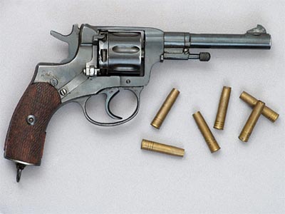 7,62-мм револьвер Наган обр. 1895 года с револьверными патронами