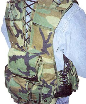 ГП «Союзспецоснащениеи разгрузочный жилет снайпера из комплекта «Кикимора». Спина и плечи жилета загружены карманами. Шнуровка на спине, делает проблематичным ношение ранца