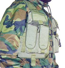 Тактический жилет «Рысь» М15. Под правой рукой заметен подсумок для гранаты «Вспрыск»
