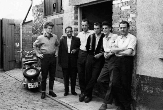 На фото: сотрудники компании Schmidt & Bender (1959 г.) Гельмут Бендер второй слева, Гельмут Шмидт крайний справа.