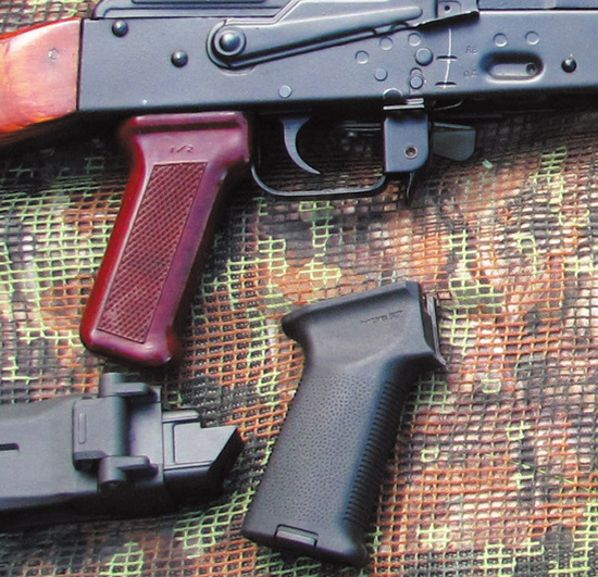 Родная пистолетная рукоятка в сравнении с моделью от Magpul — разница в ширине налицо