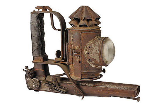 Судя по этой конструкции, первые оружейные фонари появились задолго до изобретения лампы накаливания