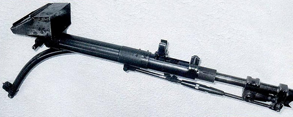 Искривленный ствол-насадка для ручного пулемета Дегтярева РПД с установленным перископическим прицельным приспособлением