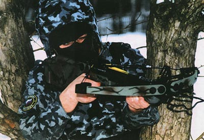 Российский спецназовец в камуфлированной форме для действий в городских условиях