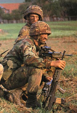 Английские солдаты в камуфлированной летней полевой форме Disruptive Pattern Маterial, окрашенной отражающими красками спектра, что в определенной степени защищает солдат от приборов ночного видения противника