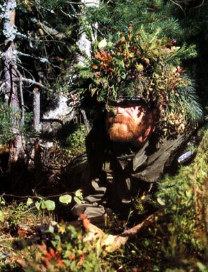 Замаскировавшийся норвежский егерь-десантник в засаде