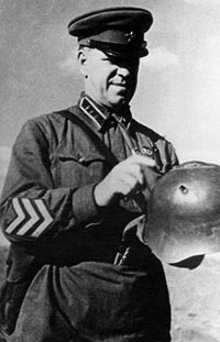 Командующий советско-монгольской группой войск Г.К. Жуков рассматривает пробитый стальной шлем СШ-37. Халхин-Гол. Лето 1939 года.