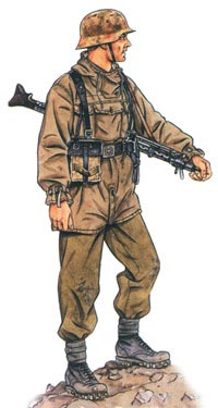 Германский горный стрелок-егерь одет в куртку анорак, серой стороной наружу, с продетым между ног матерчатым клапаном — хвостом и пристегнутым спереди на пуговицу
