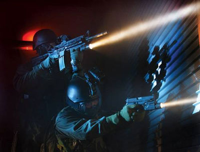Все большую популярность у граждан приобретают оружейные фонарики, которыми пользуются военные и правоохранительные органы