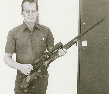 Гейл Макмиллан с винтовкой в созданной им первой композитной ложе