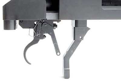 Снизу к ствольной коробке крепится спусковой механизм тороидного типа с регулируемым усилием спуска и рычажным предохранителем и защелка отъемного коробчатого магазина