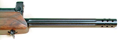 В передней части ствола имеются радиально-наклонные отверстия, которые выполняют функцию дульного компенсатора-пламегасителя
