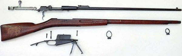 Магазинные винтовки Нагана и Мосина схожи как по дизайну, так и конструктивно. На фото даны конкурсная модель Нагана и серийная «драгунка» Мосина обр. 1891 г.