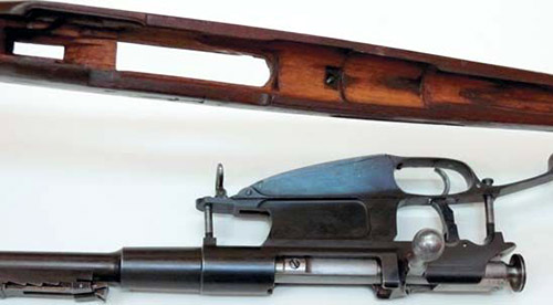 «Раздетая» винтовка Нагана. Если не считать, что лапа отдачи в два раза меньше, чем у винтовки обр.1891 г., то ложи Нагана и Мосина не трудно и перепутать…