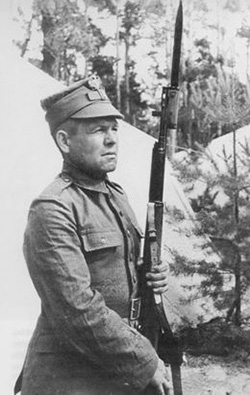 Солдат Войска Польского с винтовкой CBT-40 позднего выпуска (дульное устройство аналогично АВТ-40 но магазин винтовки рассчитан на 10 патронов)