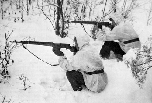 Трофейные СВТ широко использовались в армии Финлянлии. На снимке финские солдаты с СВТ-38 (на переднем плане) и СВТ-40