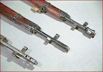 Дульные устройства винтовок Токарева разных моделей (сверху вниз): опытная винтовка 1936 года, СВТ-38, АВТ-40. Форма дульного устройства винтовок СВТ-40 поздних выпусков была такой же, как у АВТ-40