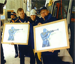 Магдалена Форсберг вручает Петеру Фортнеру и Дитеру Аншутцу памятные подарки по случаю завершения своей спортивной карьеры, Рупольдинг, 2003 год