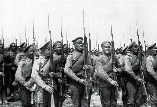 Пехотная часть Русской армии, Первая мировая война. В руках пехотинцев пехотные 3-линейные винтовки с примкнутыми штыками.