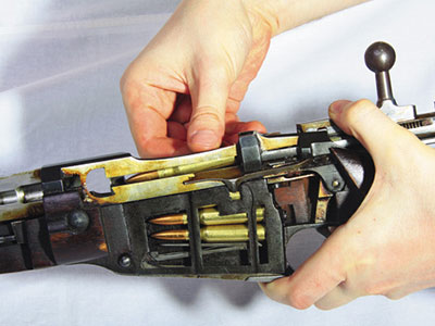 Трехлинейная винтовка предназначена для обойменного заряжания, зарядить ее без обоймы также не составляет труда.
