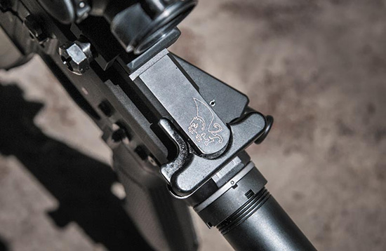 Штатная рукоятка взведения типична для всех карабинов AR-15. При установке оптики ее можно сменить на усовершенствованную