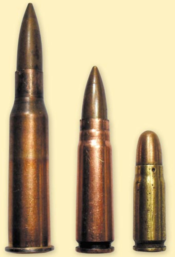 7,62 мм бывают разные: слева 7,62х54R (СВД и ПК), справа пистолетный 7,62х25 (ТТ), в центре промежуточный 7,62х39 (АКМ, СКС)