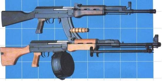 экспортный вариант штурмовой винтовки Type 81S (сверху) ручного пулемета Type 81MGS (снизу)
