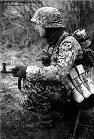 Немецкий солдат вооруженный автоматом MP43 с полным боекомплектом