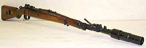 германский карабин Mauser K98k периода Второй Мировой войны с надетым на ствол винтовочным гранатометом