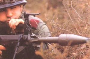 Французский солдат готовится запустить винтовочную гранату со ствола штурмовой винтовки FAMAS