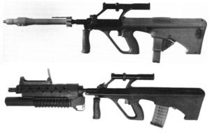 сравнение винтовочного и подствольного гранатометов, установленных на австрийские штурмовые винтовки Steyr AUG