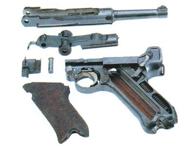 Пистолет 08, разобранный на части для чистки, снята левая щечка рукоятки.