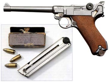 Вверху. Пистолет модели 04-14 с клеймом 1916 г. в очень хорошем состоянии. Слева. Никелированный магазин и патронная коробка 1904 г.