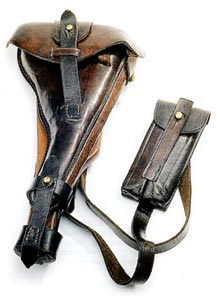 Комплект кожаной амуниции пистолета обр. 1904 г., включающий кобуру с присоединенным к ней прикладом и подсумок для двух магазинов.