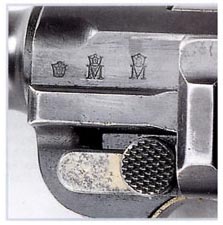 Расположение приемочных клейм с годом выпуска на пистолете модели 04-06.