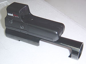 Так выглядит прицел Bushnell Holo Sight, установленный на
специальной
крепежной планке на крышке ствольной коробки ружья Benelli Raffaello