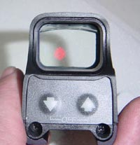 Прицел Bushnell Holo Sight: видна прицельная марка и кнопки
управления прибором