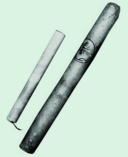 Один из вариантов сигареты калибра .22 для УСС США – рядом с сигаретой сигара типа «Чарута»