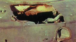 Пробоина в корпусе легкобронированной БМП-1 после взрыва объемно-детонирующего выстрела
