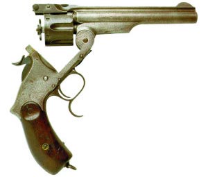Револьвер системы «Смит-Вессон II образца» ствол откинут вниз, выбрасыватель выдвинут, курок на предохранительном взводе