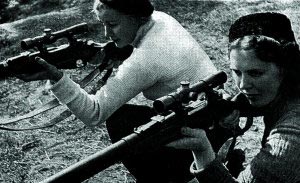 Подготовка женщин-снайперов со снайперской винтовкой образца 1891/1930 года с прицелом ПЕ