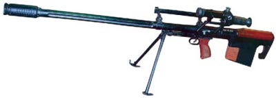 12,7-мм снайперская винтовка КСВК, на рукоятке для переноски смонтированы механические прицельные приспособления 